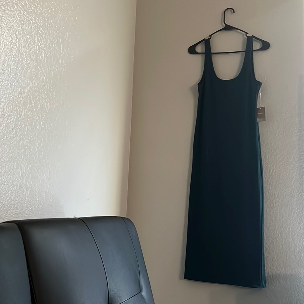 It’s brand new I would say it’s a dark green or turquoise its a ribbed dress.